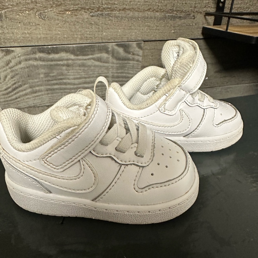 Toddler boy white Nike shoes size 4